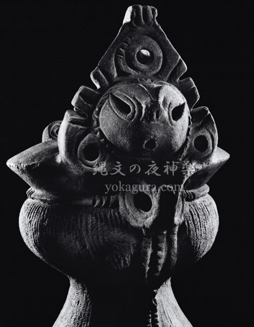 海戸遺跡 夜明けの諏訪湖より現れ出る童子神 人面把手付縄文土器の最高傑作 諏訪湖の湖底から出現する古代縄文神 人面が外側へ現はれる 類の無い独自の意匠 原初生命の顔 生き生きと蘇る大和魂 日出る国